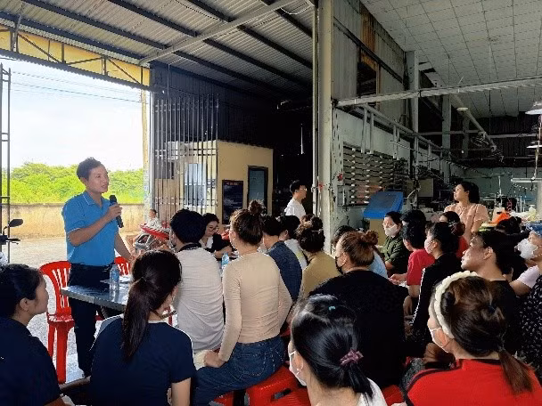 BHXH cơ sở Dĩ An, TP Hồ Chí Minh phối hợp Ban Giám đốc Công ty TNHH May mặc Vĩnh Phát tổ chức Hội nghị tuyên truyền, đối thoại trực tiếp về chính sách thu hút hơn 100 người lao động tham gia (ảnh BHXH TP Hồ Chí Minh).