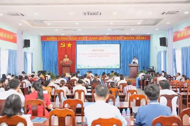 Báo cáo viên truyền đạt các nội dung trọng tâm của chính sách bảo hiểm xã hội, bảo hiểm y tế đến đại diện doanh nghiệp tham dự hội nghị (ảnh BHXH TP Hồ Chí Minh).