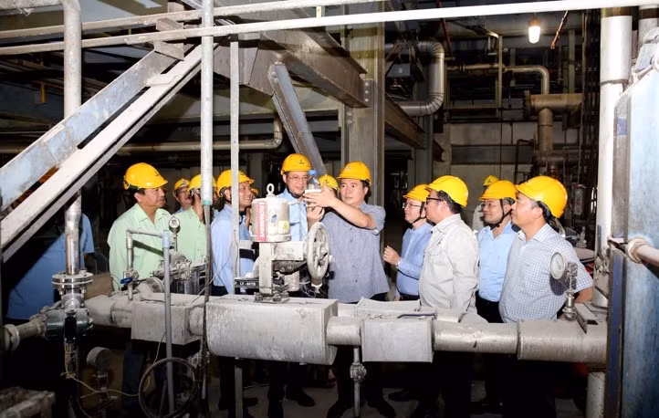 Đoàn công tác Bộ Công Thương kiểm tra sản phẩm E100 tại Nhà máy Nhiên liệu sinh học Dung Quất.