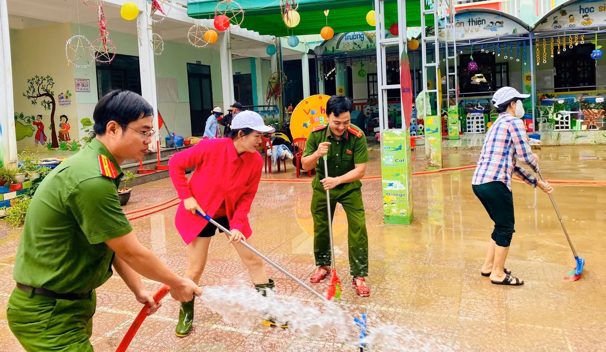 Công an xã Thượng Đức tham gia khắc phục hậu quả sau mưa lũ cuối năm 2025.