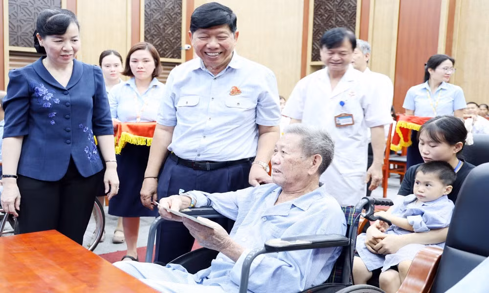 Đồng chí Nguyễn Thị Hà, Chủ tịch Ủy ban MTTQ tỉnh và đại diện doanh nghiệp thăm hỏi, động viên, tặng quà người bệnh đang điều trị tại Bệnh viện Đa khoa Bắc Ninh số 1.