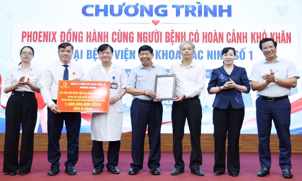 Lãnh đạo Công ty trách nhiệm hữu hạn Tập đoàn Quốc tế Phượng Hoàng trao biển tượng trưng tài trợ 1 tỷ đồng chăm sóc bệnh nhân nghèo cho Bệnh viện Đa khoa Bắc Ninh số 1.