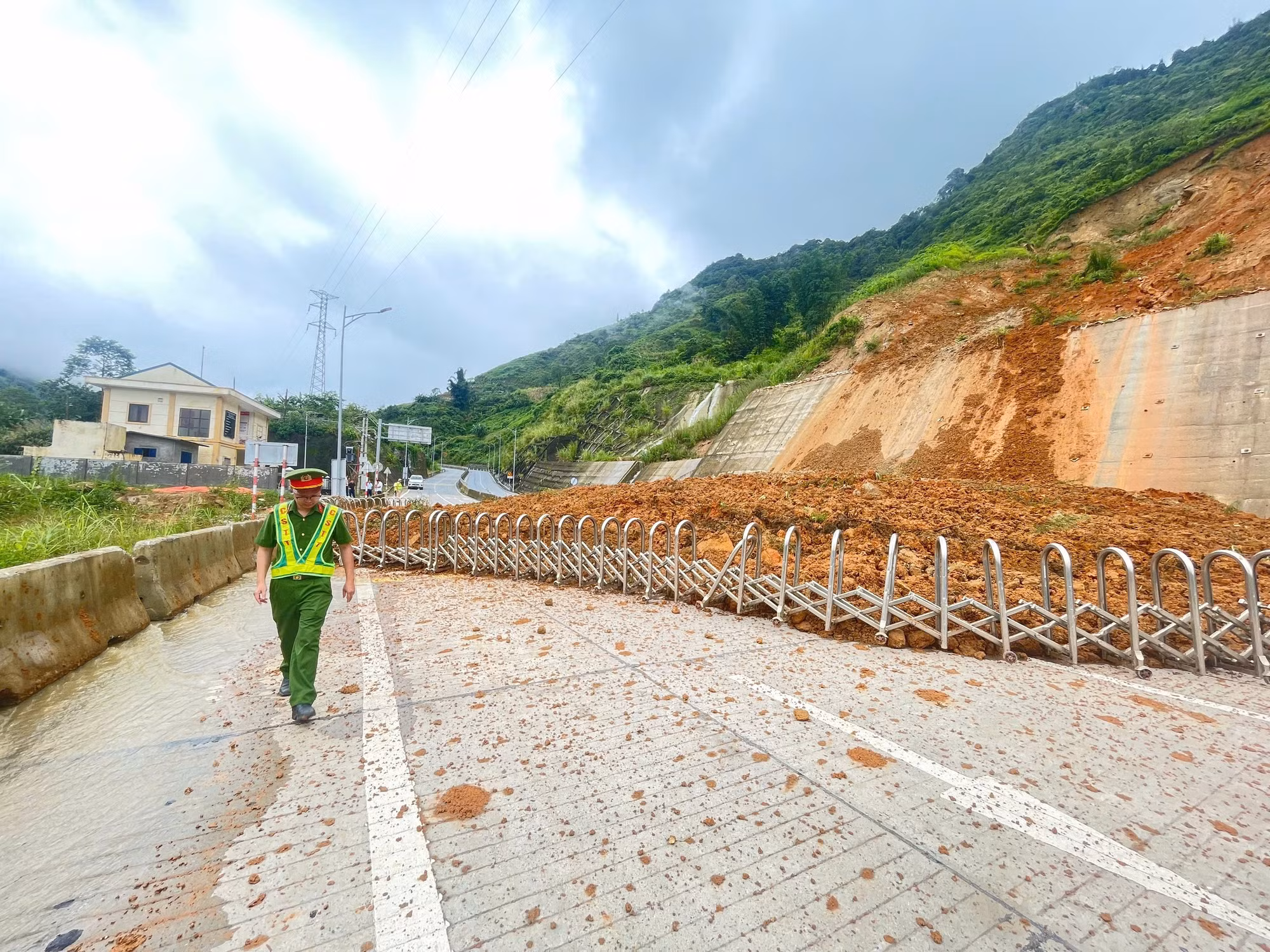 Lực lượng Công an xã Tả Phìn phối hợp với Đội Cảnh sát giao thông đường bộ số 1 căng dây, đặt biển cảnh báo tại khu vực sạt lở.