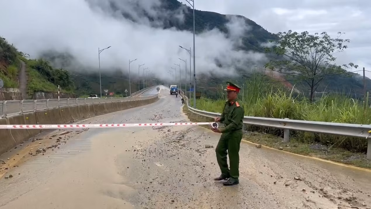 Cảnh sát giao thông tổ chức phân luồng, hướng dẫn các phương tiện lưu thông theo tuyến Quốc lộ 4D cũ để lên, xuống thị xã Sa Pa.