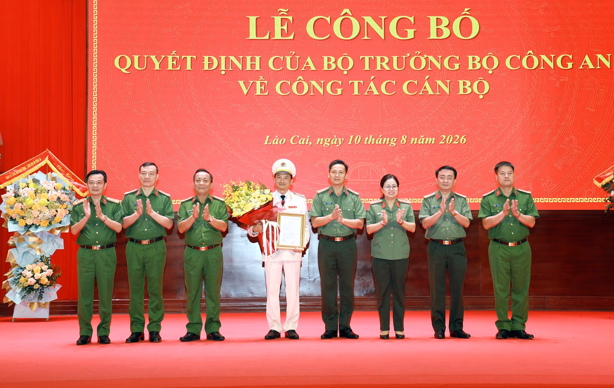 Các đồng chí lãnh đạo Công an tỉnh Lào Cai tặng hoa chúc mừng Đại tá Trịnh Khắc Cường.
