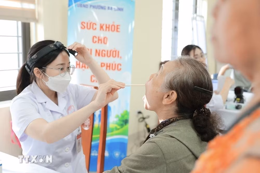 Khám sức khỏe cho người dân. (Ảnh: Minh Quyết/TTXVN)