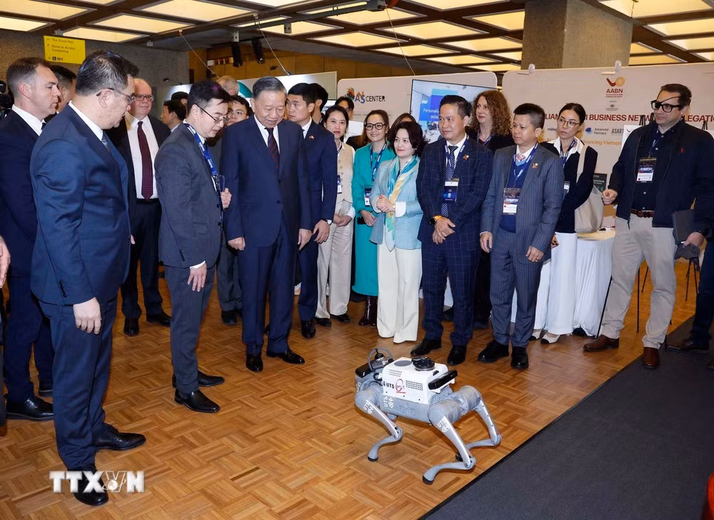 Tổng Bí thư, Chủ tịch nước Tô Lâm tham quan khu vực triển lãm, trưng bày thành tựu hợp tác khoa học, công nghệ, đổi mới sáng tạo, đầu tư và giáo dục giữa Việt Nam-Australia. (Ảnh: Thống Nhất/TTXVN)