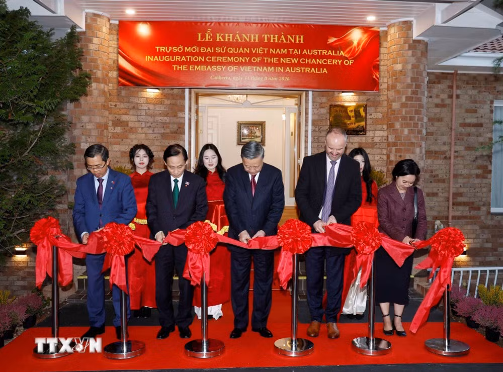 Tổng Bí thư, Chủ tịch nước Tô Lâm và các đại biểu thực hiện nghi thức khánh thành trụ sở mới Đại sứ quán Việt Nam tại Australia. (Ảnh: Thống Nhất/TTXVN)