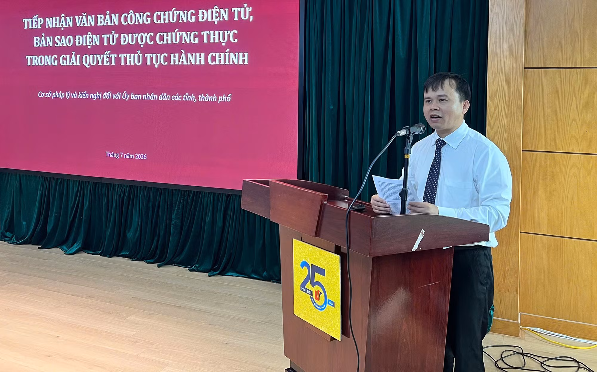 Phó Chủ tịch Thường trực Hiệp hội Công chứng viên Việt Nam Đào Duy An tham luận tại hội nghị.