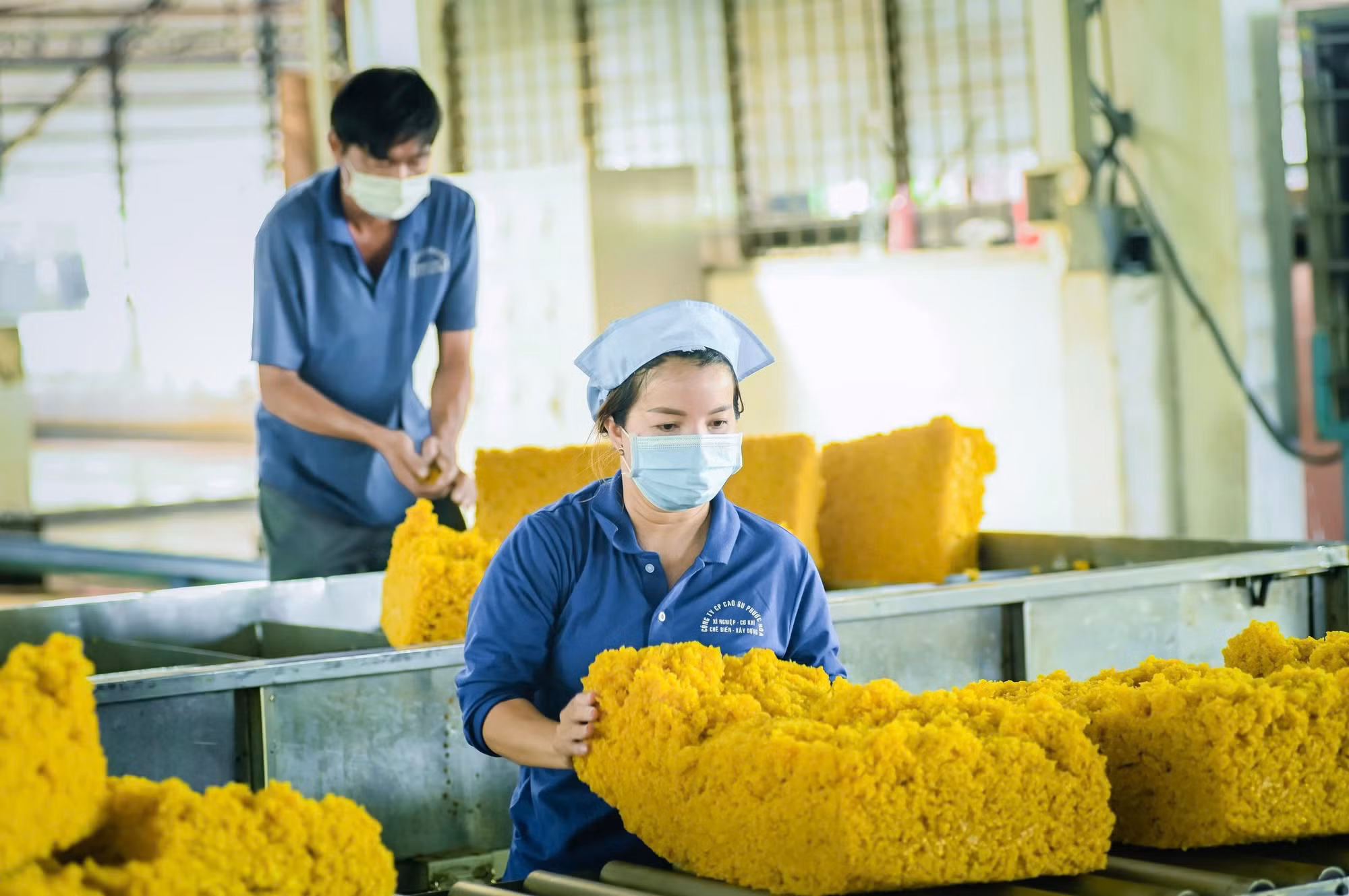 Công nhân chế biến cao su.