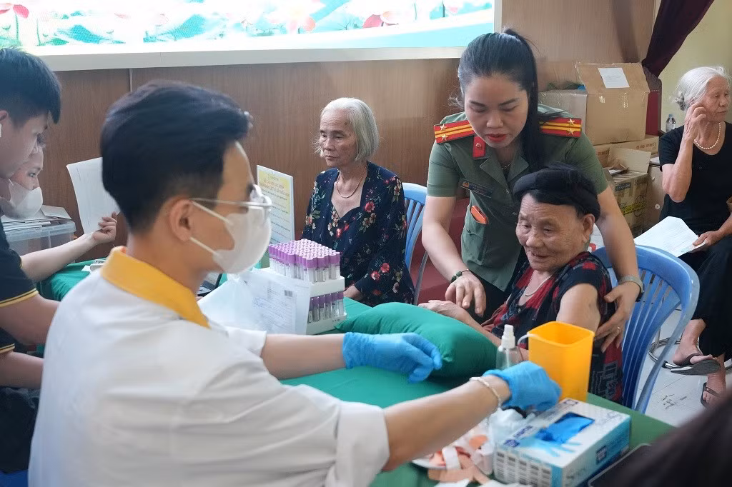 Lực lượng Công an lấy mẫu ADN của thân nhân Liệt sĩ chưa xác định thông tin.