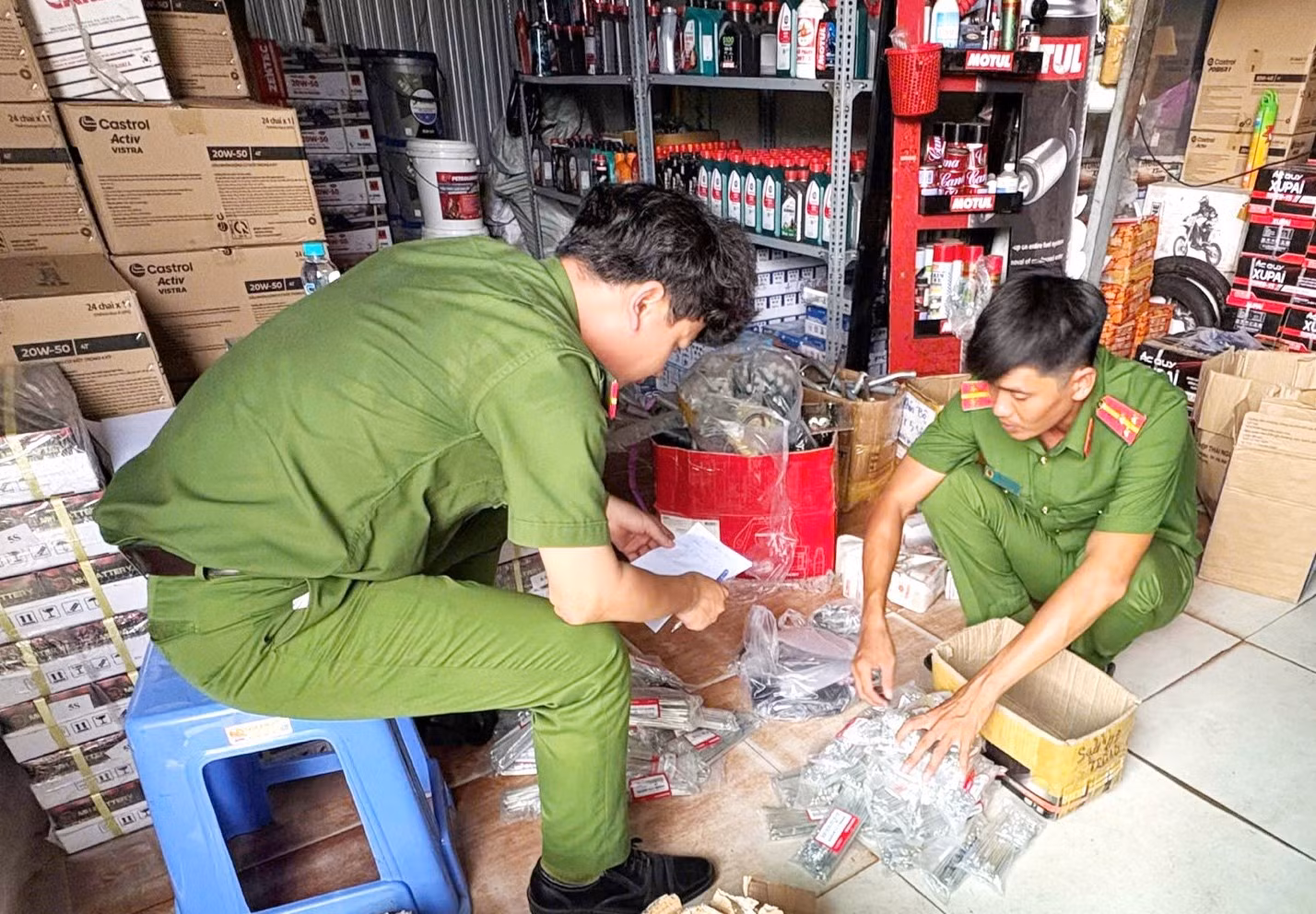 Phòng Cảnh sát kinh tế - Công an tỉnh Cà Mau phối hợp Công an phường Bạc Liêu kiểm tra Công ty dầu nhớt và phụ tùng xe máy L.P.Đ.
