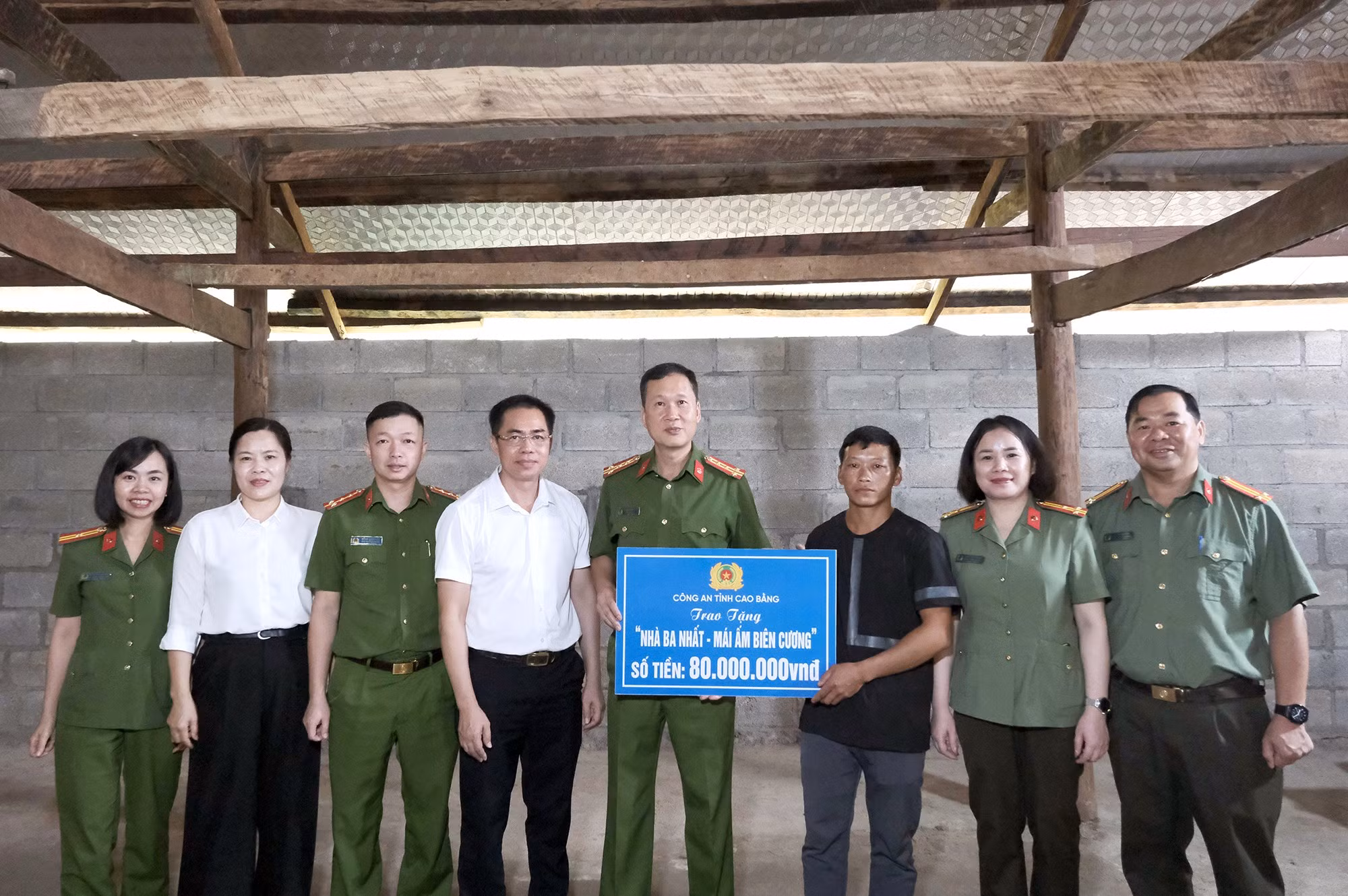 Đoàn công tác trao 80 triệu đồng hỗ trợ gia đình anh Hoàng Văn Bình, trú tại xóm Lũng Ràng, xã Lũng Nặm, tỉnh Cao Bằng.