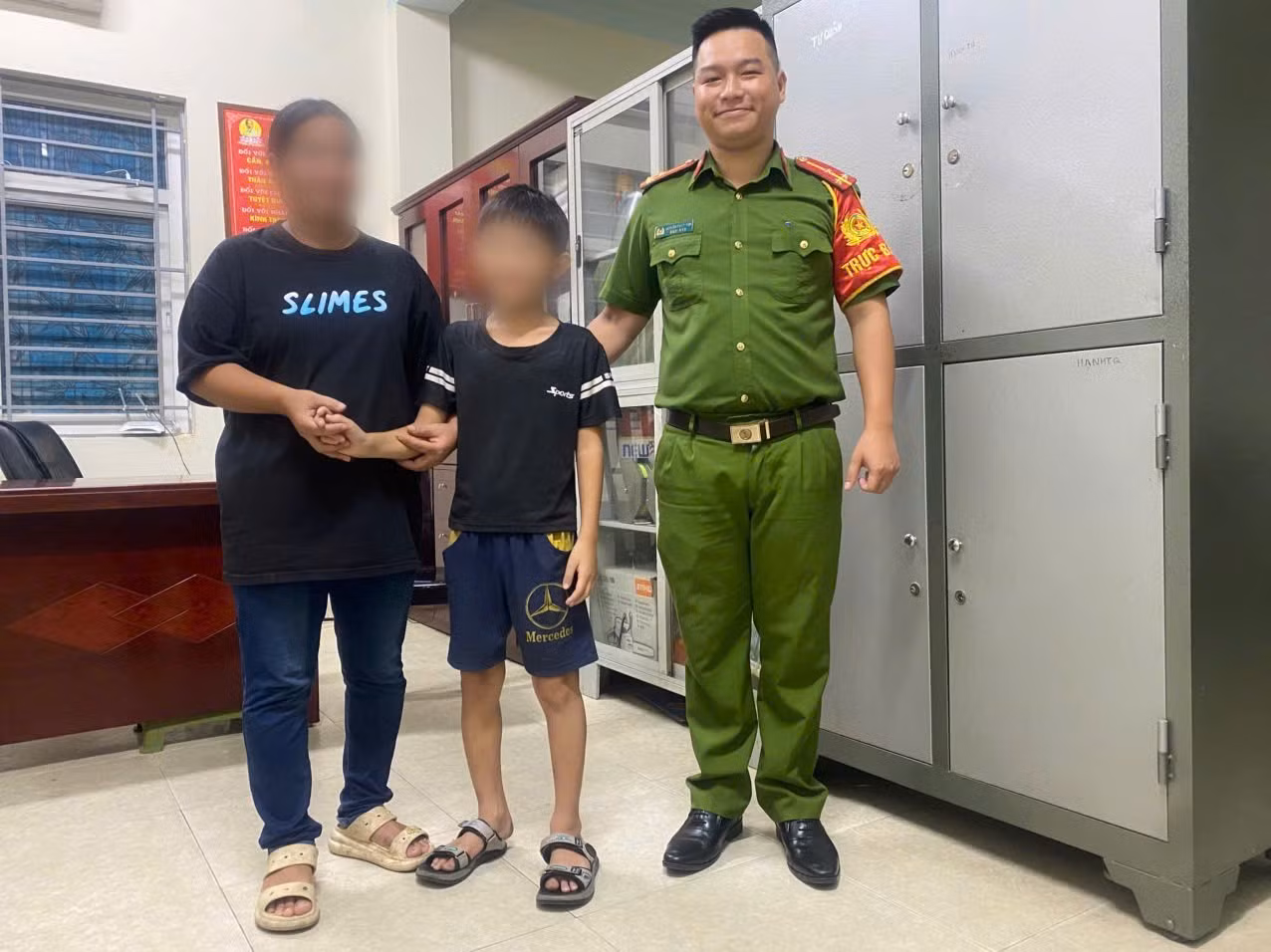 Gia đình xúc động đón cháu bé trở về sau gần một tháng đi lạc.