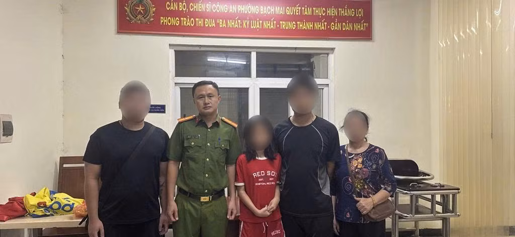 Gia đình đón cháu V về nhà.