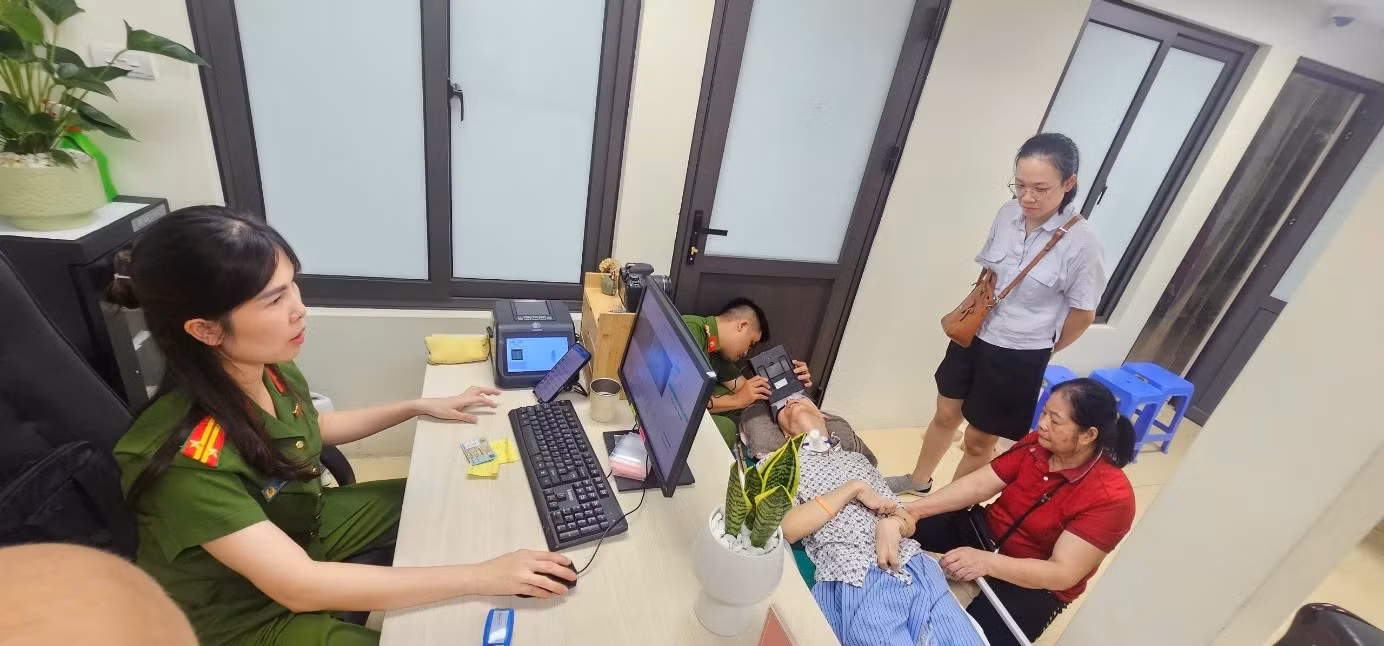 Cán bộ Công an phường Yên Nghĩa tận tình hỗ trợ thu nhận dữ liệu mống mắt cho anh N.M.H. theo đúng quy trình.