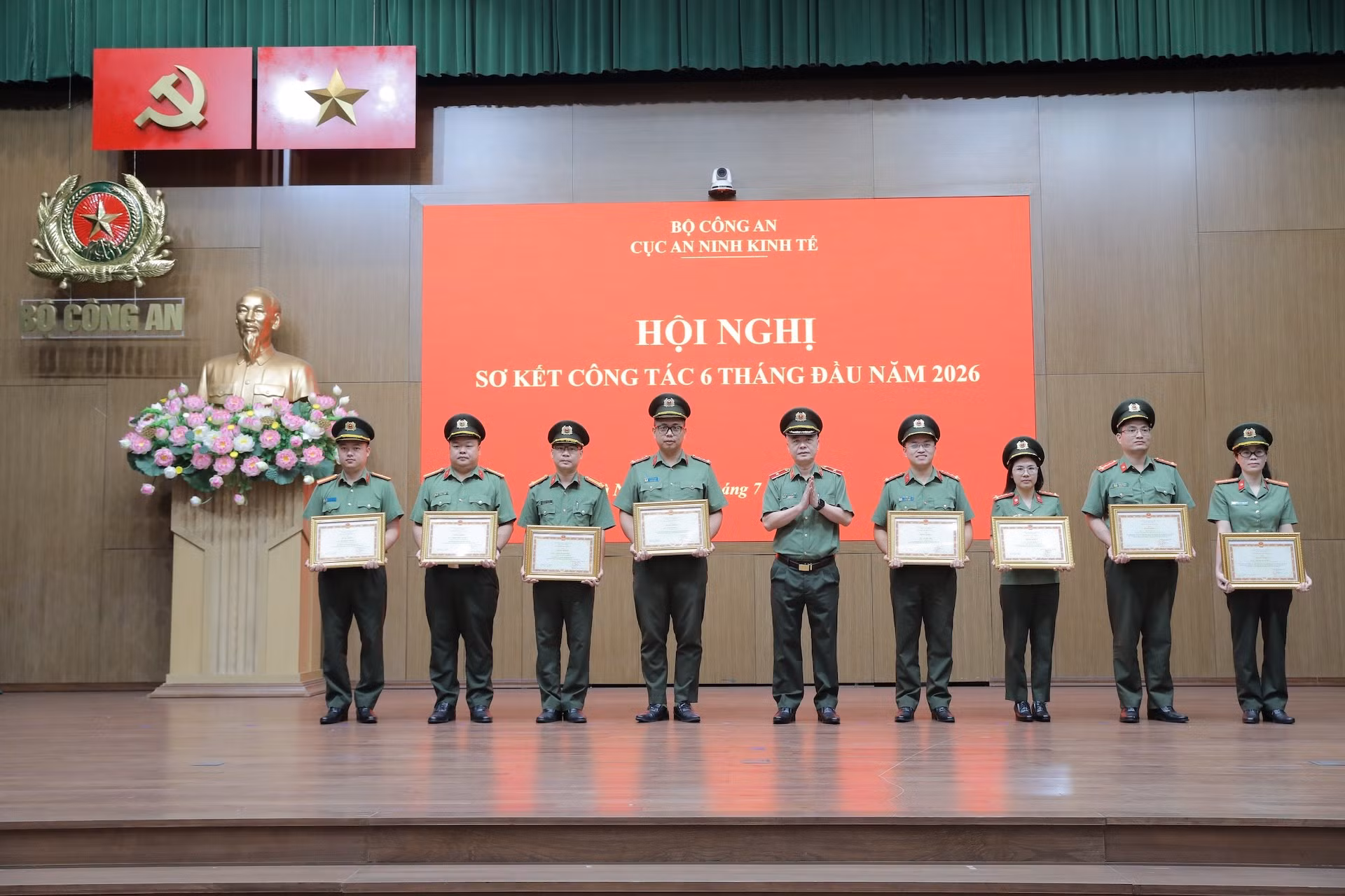 anh-phuong-trao-khen-2.jpg