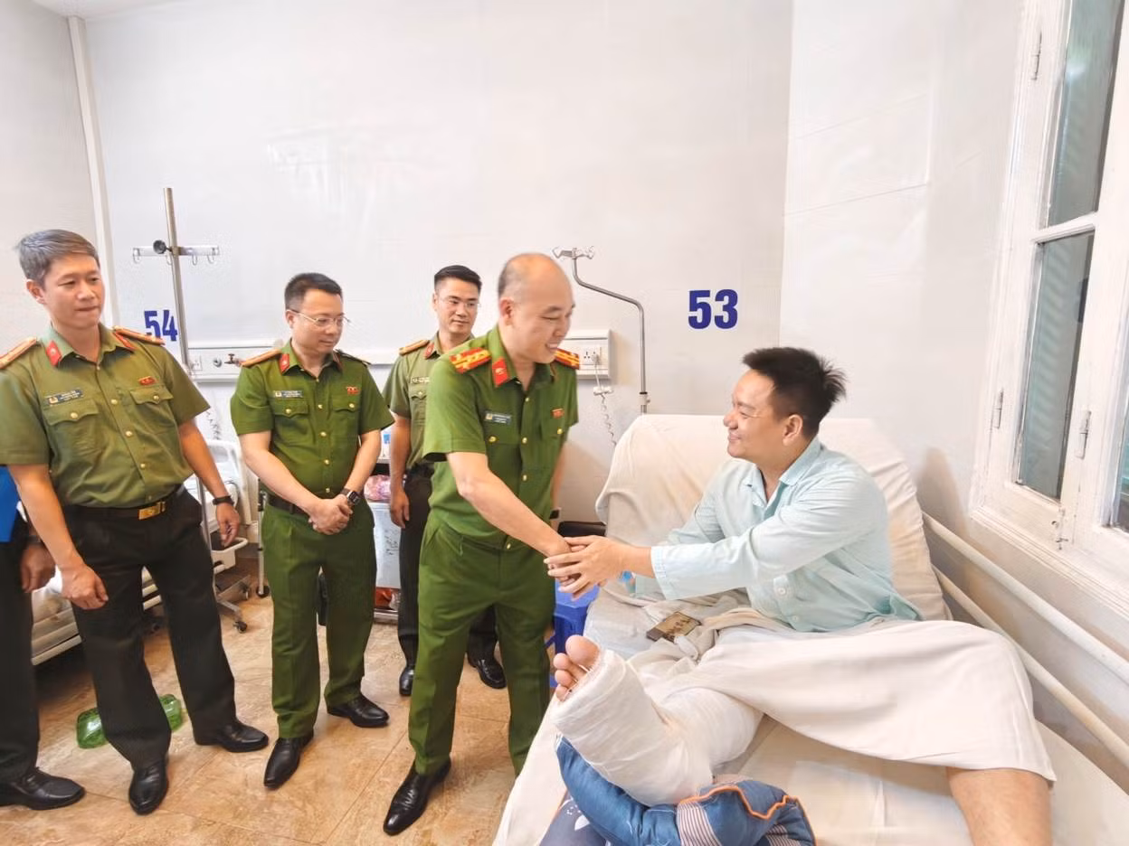 Đại tá Nguyễn Đức Long, Phó Giám đốc Công an TP Hà Nội thăm hỏi, động viên Trung tá Hoàng Ngọc Tuấn.