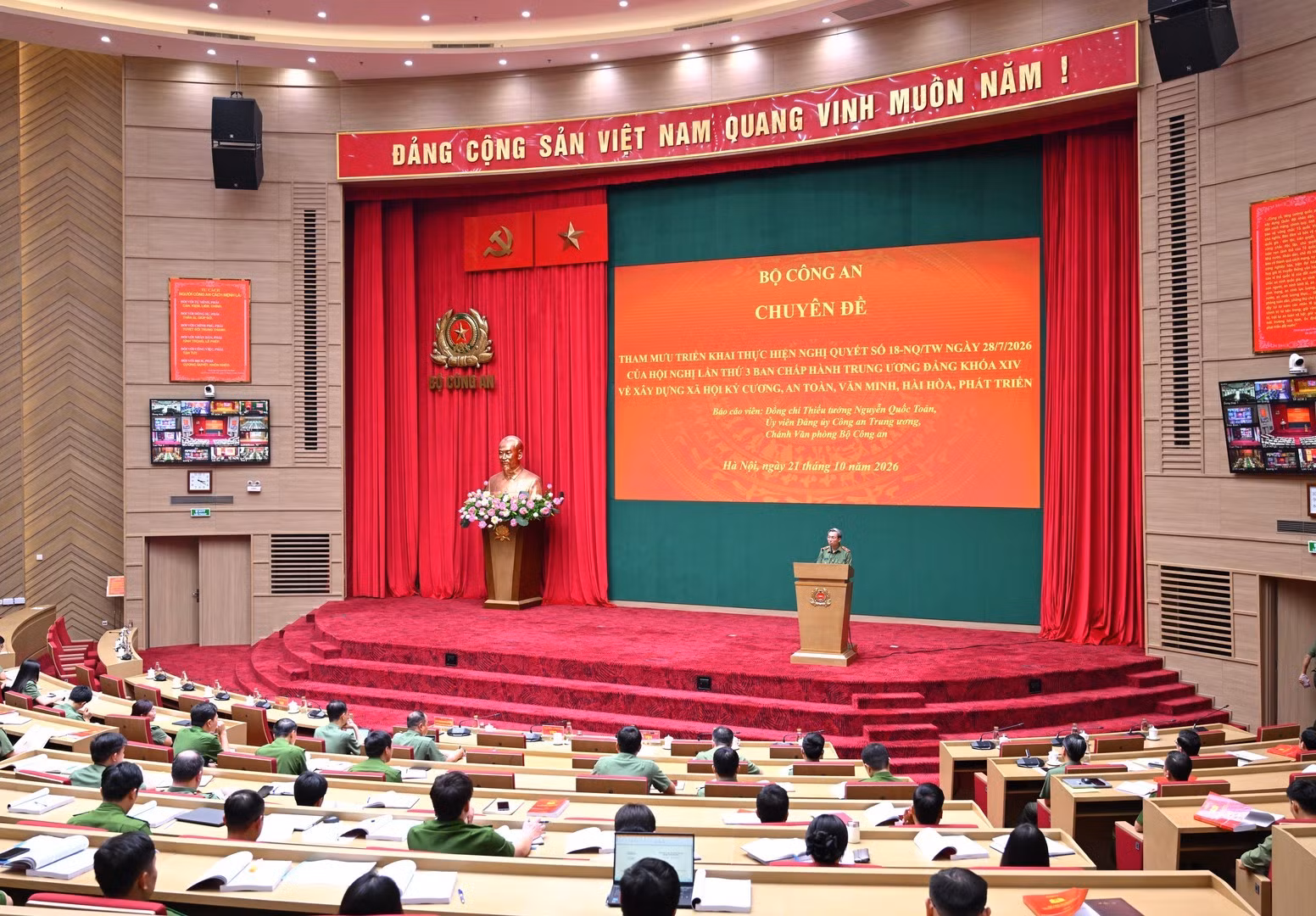 Thiếu tướng Nguyễn Quốc Toản truyền đạt chuyên đề tại lớp bồi dưỡng.