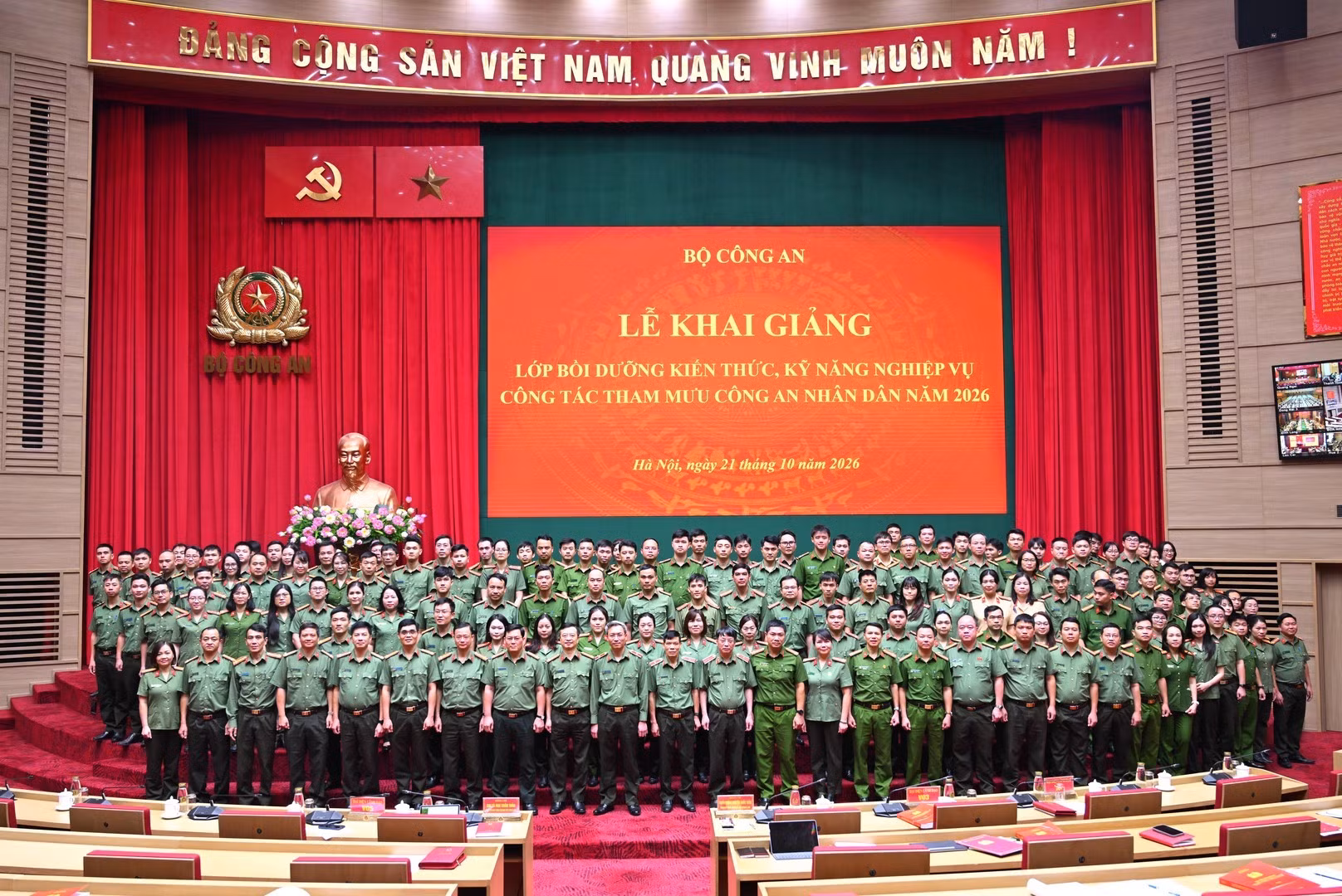 Các đại biểu dự buổi lễ.