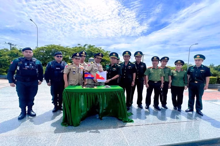Đại diện các cơ quan chức năng của Việt Nam và Campuchia tại biên giới 2 nước