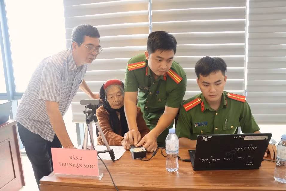 Công an xã Phú Xuyên thực hiện thu nhận mẫu vân tay cho thân nhân liệt sĩ.