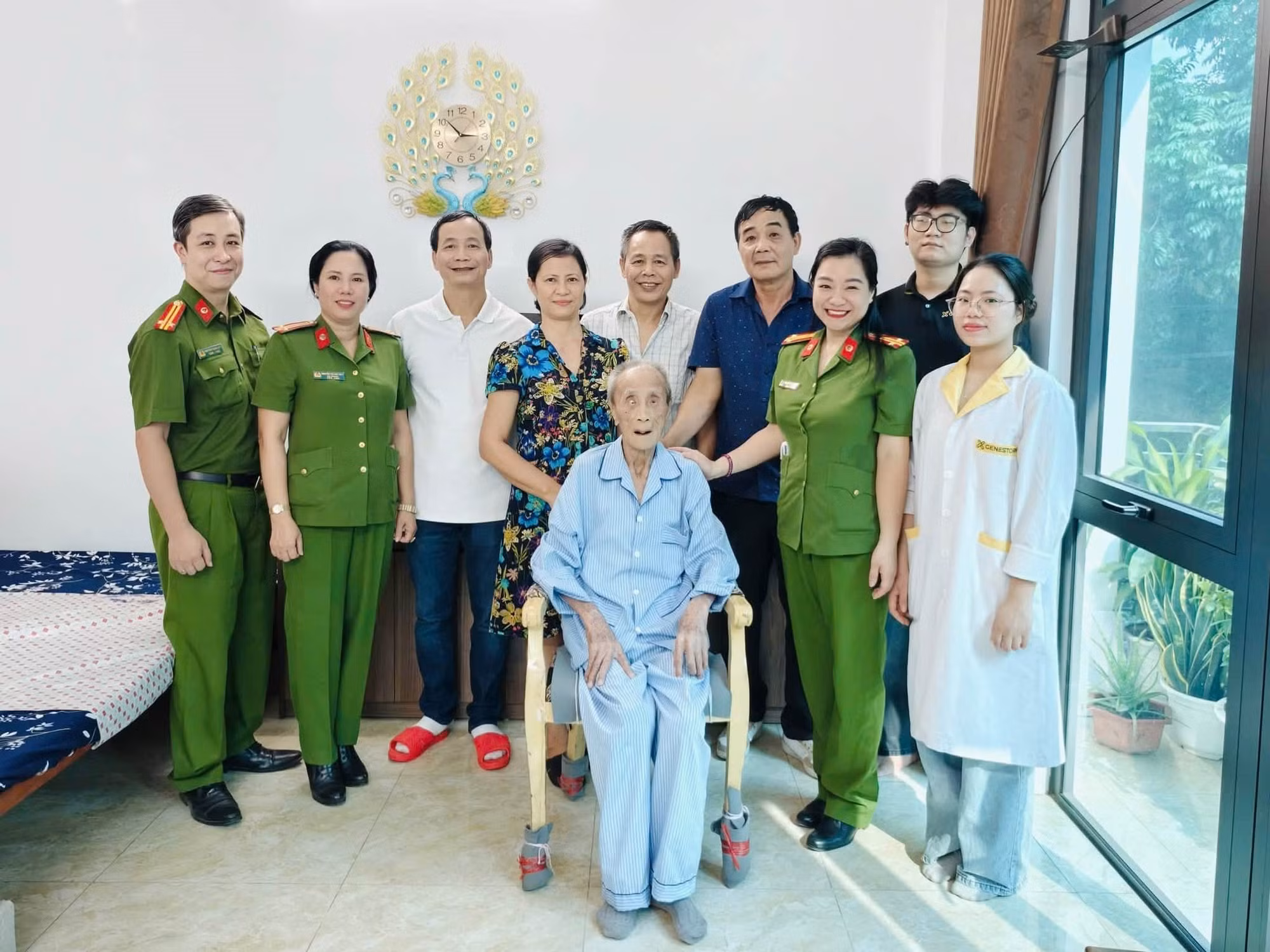Tổ công tác chụp ảnh lưu niệm với gia đình cụ Nguyễn Văn Xứng.
