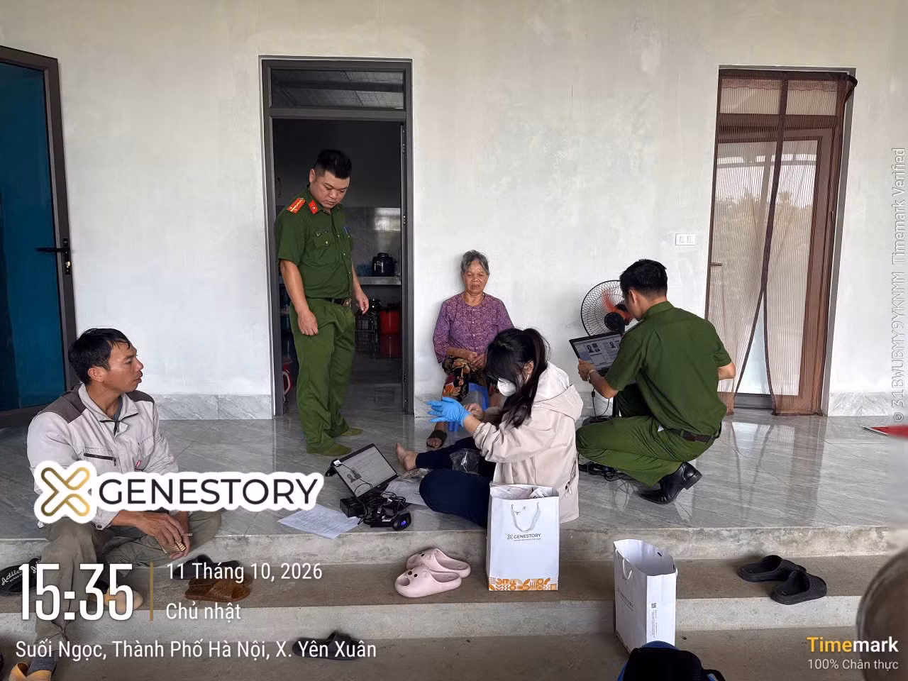 Công an xã Yên Xuân đến nhà thân nhân thu mẫu sinh phẩm.