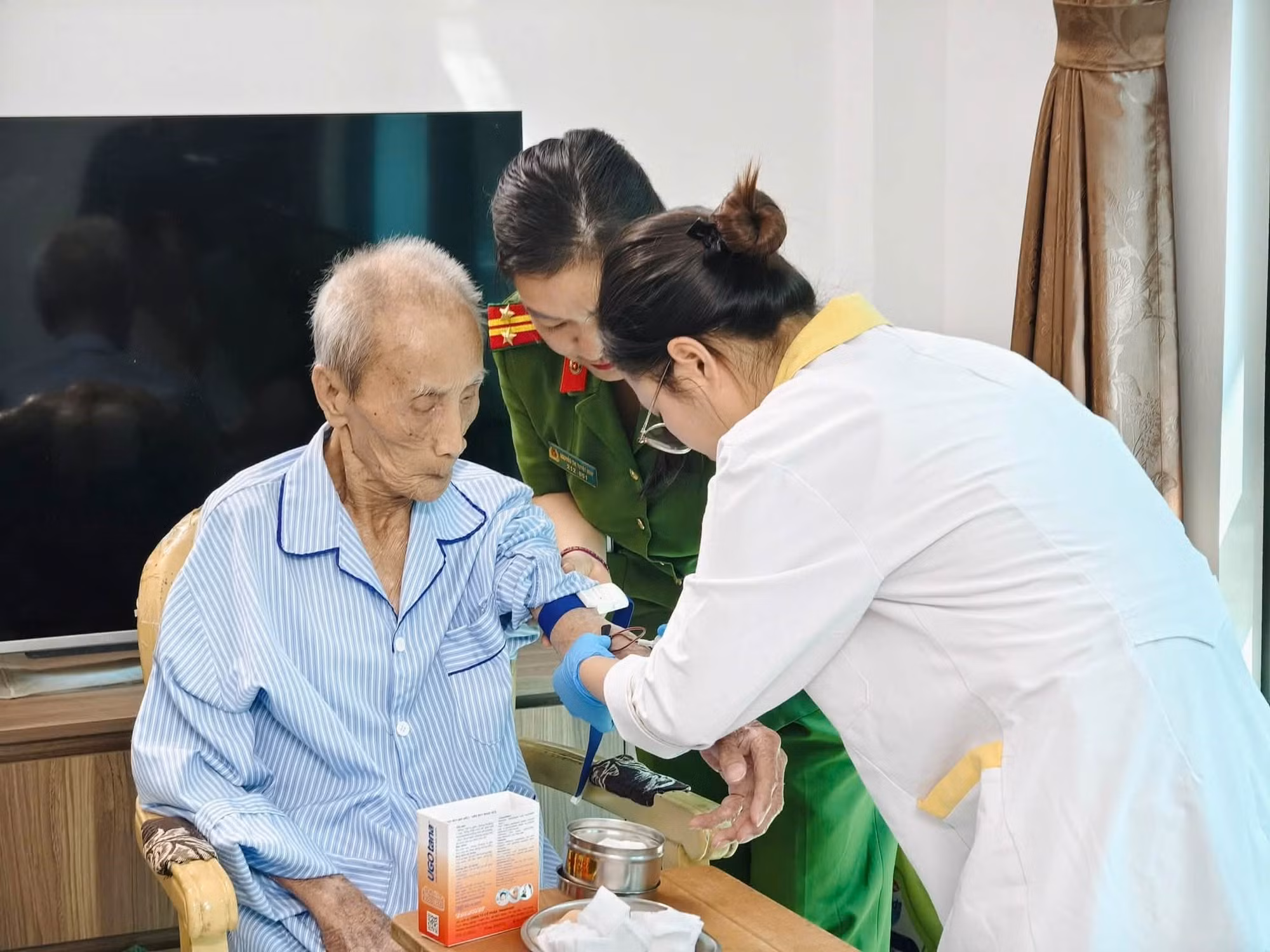 Tổ công tác của Công an phường Thượng Cát lấy mẫu sinh phẩm ADN cho thân nhân liệt sĩ.