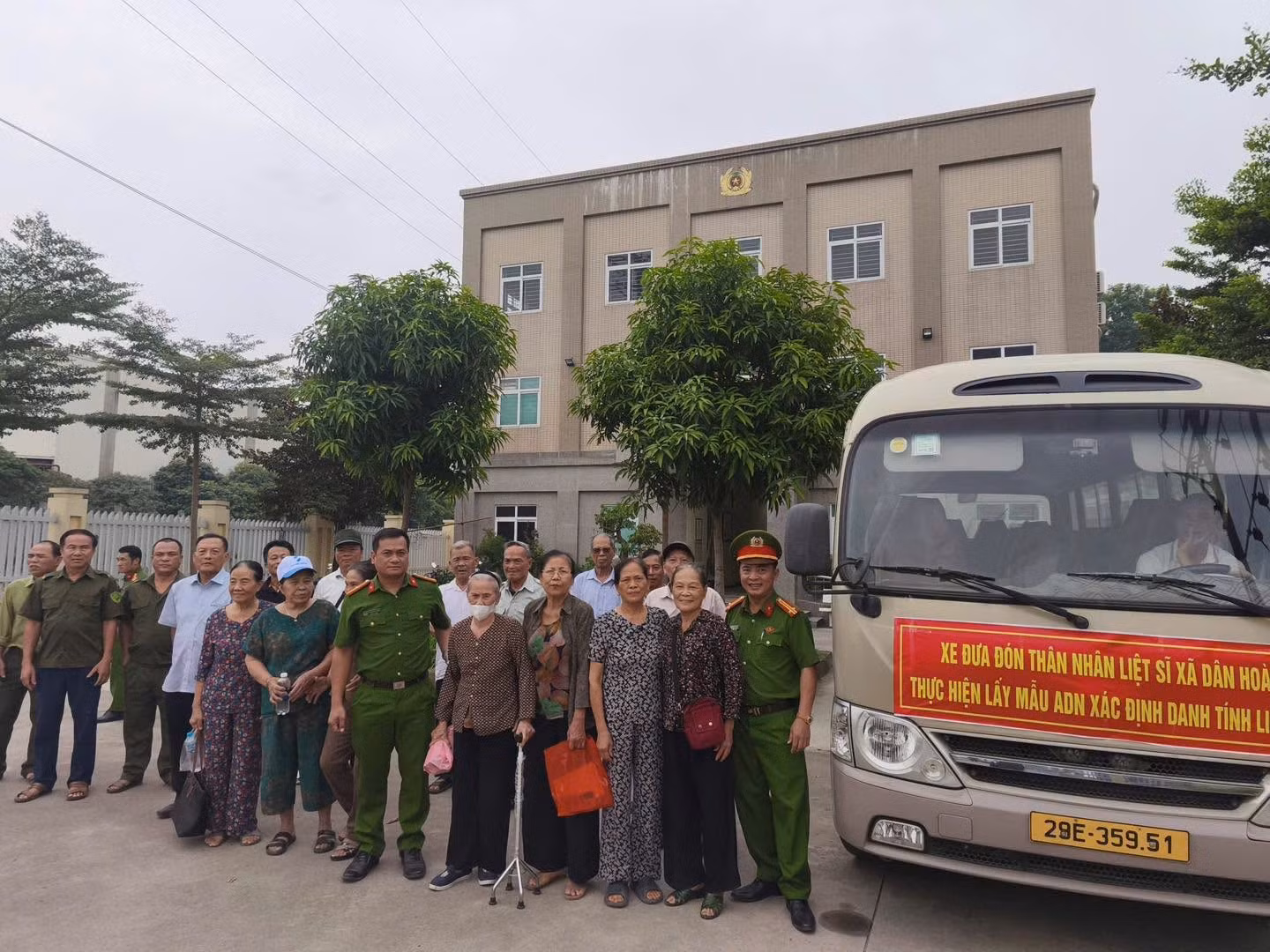 Công an xã Dân Hòa hỗ trợ người dân lấy mẫu sinh phẩm ADN.