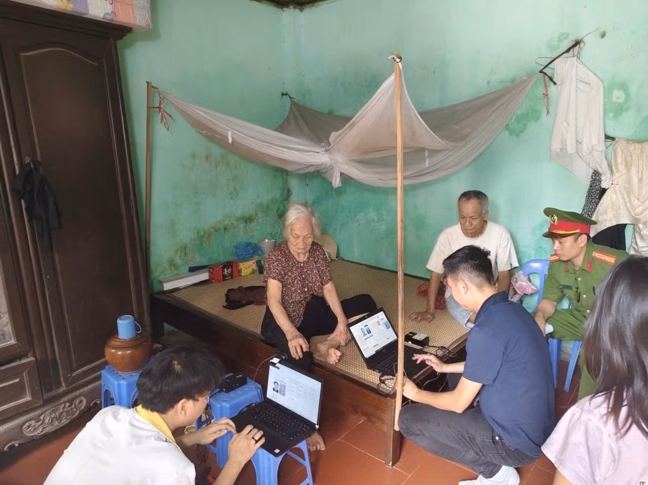 Công an xã Tây Phương phối hợp với cơ quan lấy mẫu ADN tại nhà thân nhân liệt sĩ.