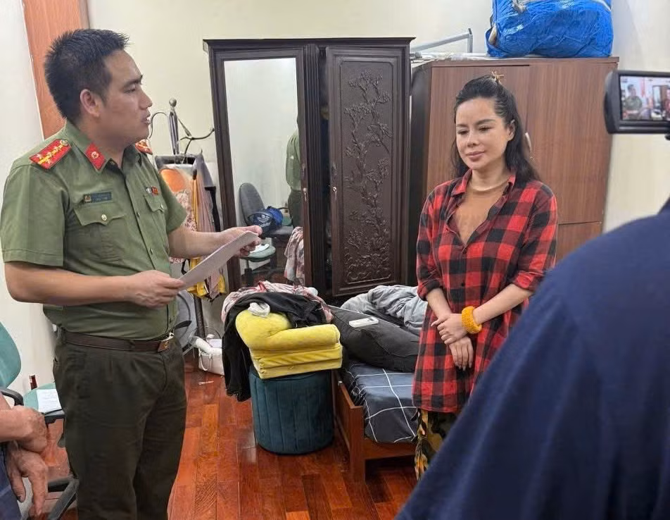 Cán bộ Cơ quan An ninh điều tra Công an TP Hà Nội đọc lệnh khám xét nơi ở của đối tượng Nguyễn Thiên Hương