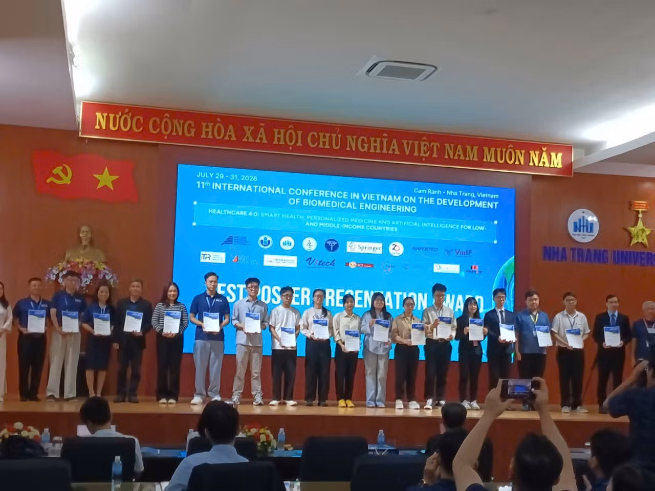 Đại diện BVDC2.7 nhận giải thưởng tại hội nghị BME11 (Nhân vật Nam thứ 4 từ trái qua)
