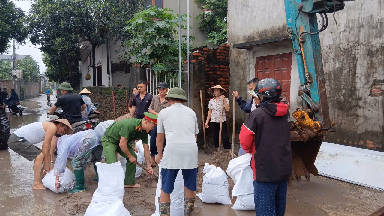 Hình ảnh xúc động của cán bộ, chiến sĩ Công an Thủ đô giúp dân.