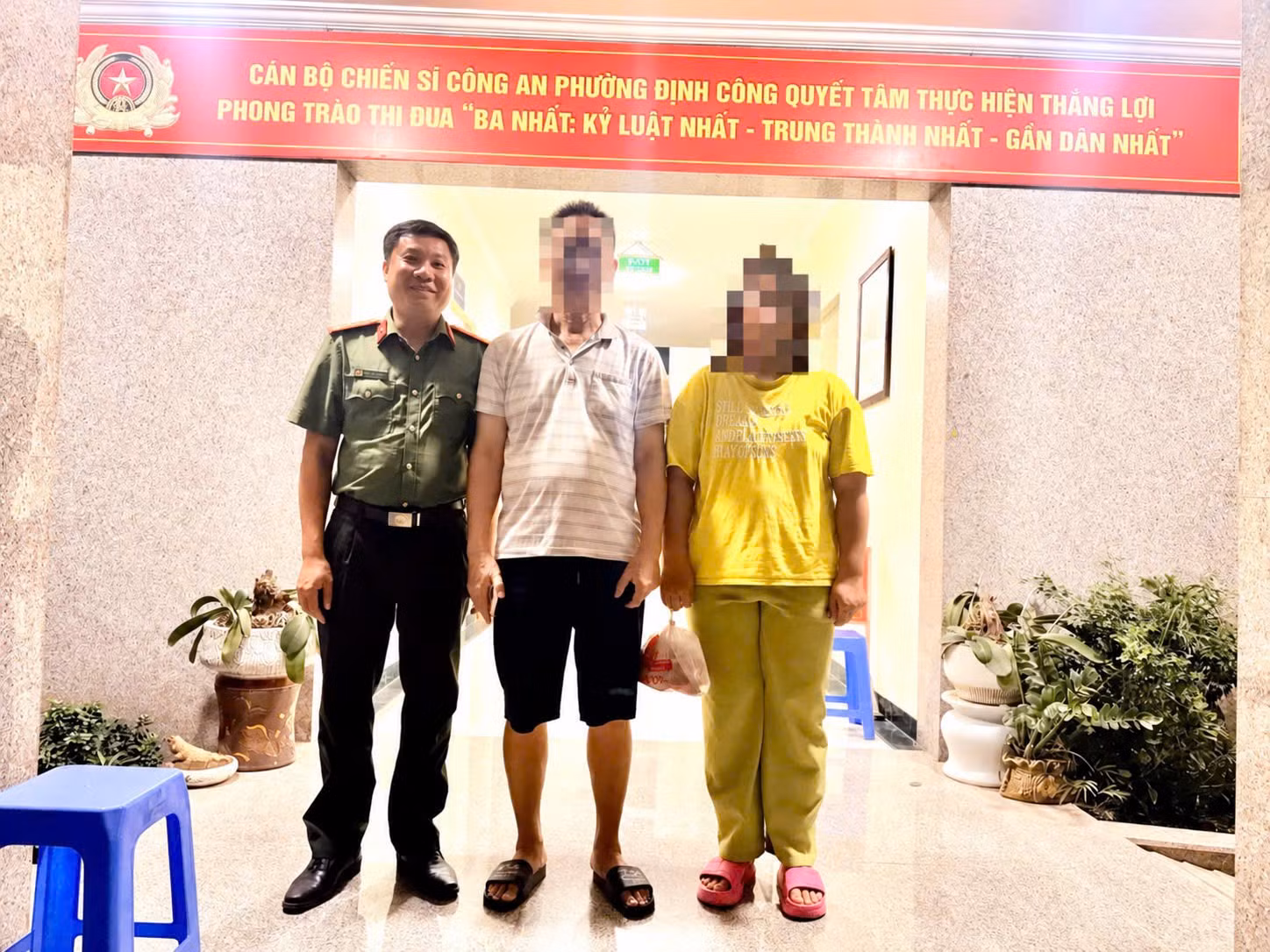 Công an phường bàn giao cô gái an toàn về cho gia đình.