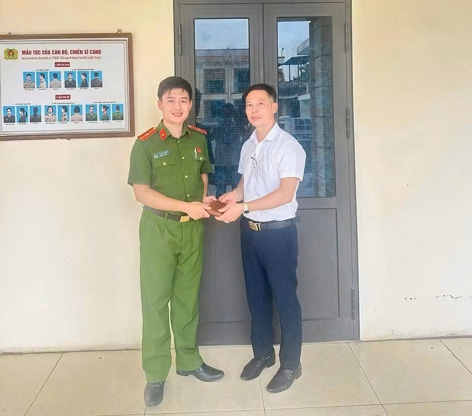 CBCS Công an xã Thư Lâm bàn giao tài sản bị thất lạc cho anh Trần Thế Luận.