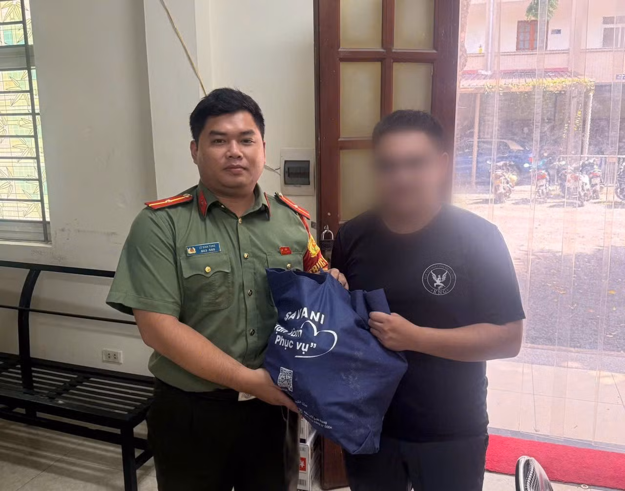 CBCS Công an phường trao trả lại tài sản cho người bị rơi.