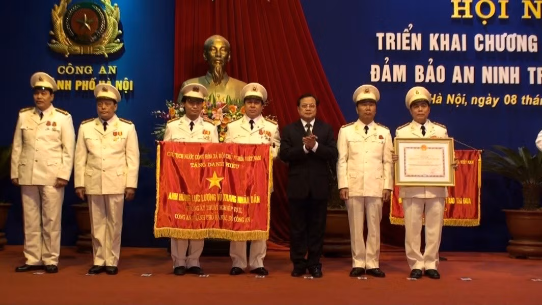 Phòng Kỹ thuật nghiệp vụ Công an TP Hà Nội đón nhận danh hiệu “Anh hùng lực lượng vũ trang nhân dân” năm 2010.