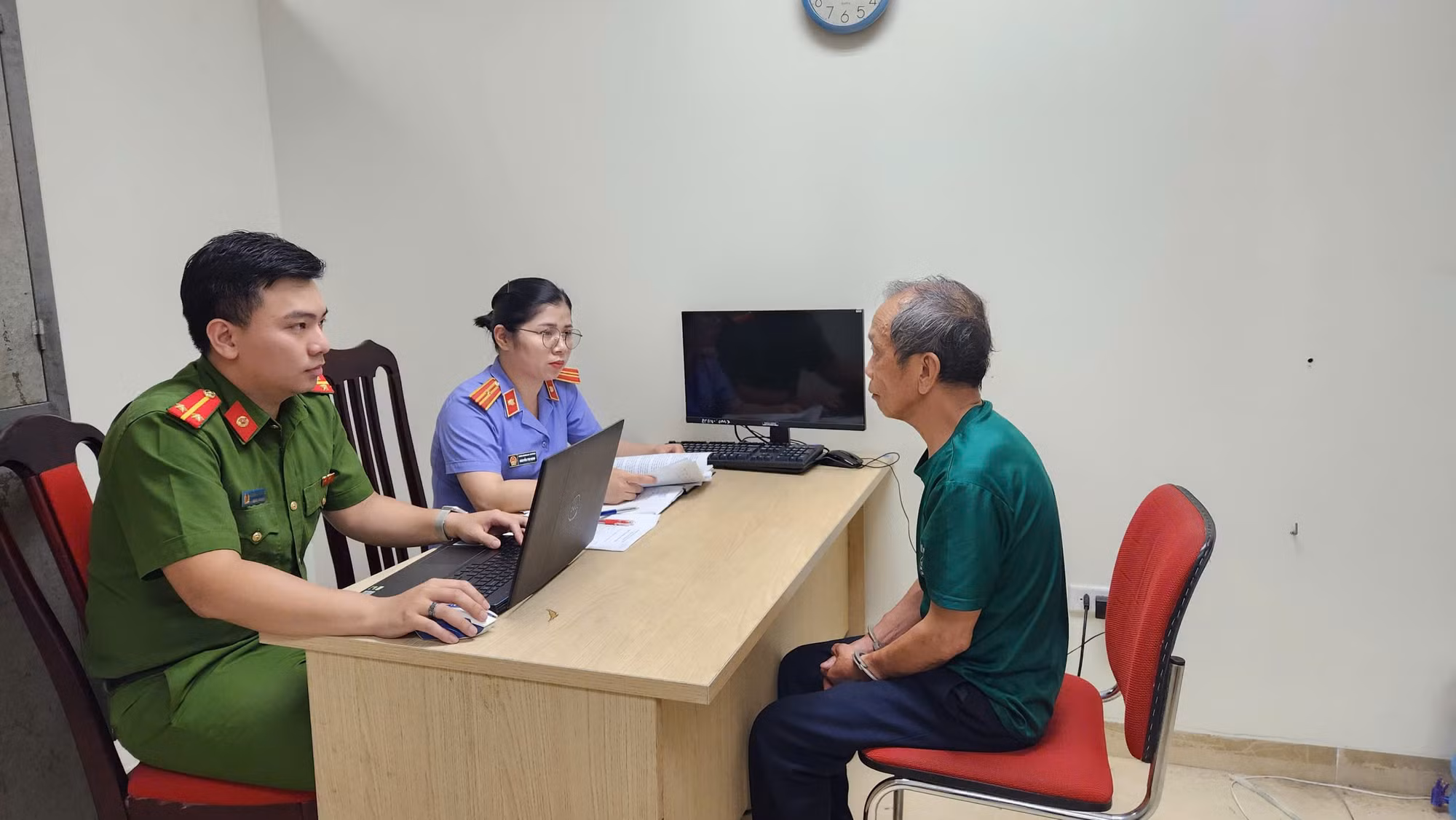 Đối tượng Nguyễn Tiến Nam tại cơ quan Công an.