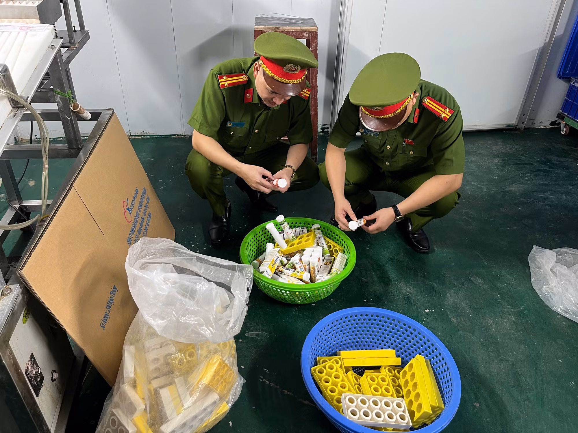 Lực lượng chức năng kiểm tra thực phẩm giả.