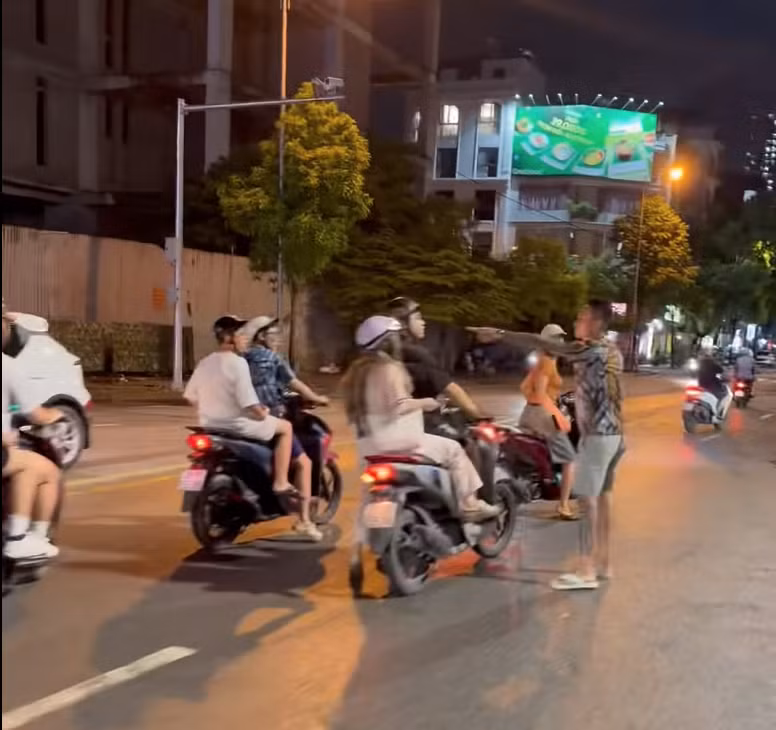 Hình ảnh vụ việc được ghi nhận xảy ra tại khu vực nút giao Văn Khê - Hà Trì, phường Kiến Hưng.