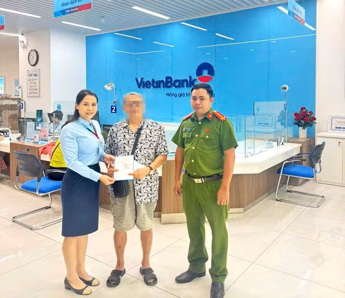 Công an phường Láng và nhân viên Ngân hàng kịp thời ngăn chặn vụ lừa đảo chiếm đoạt tài sản.