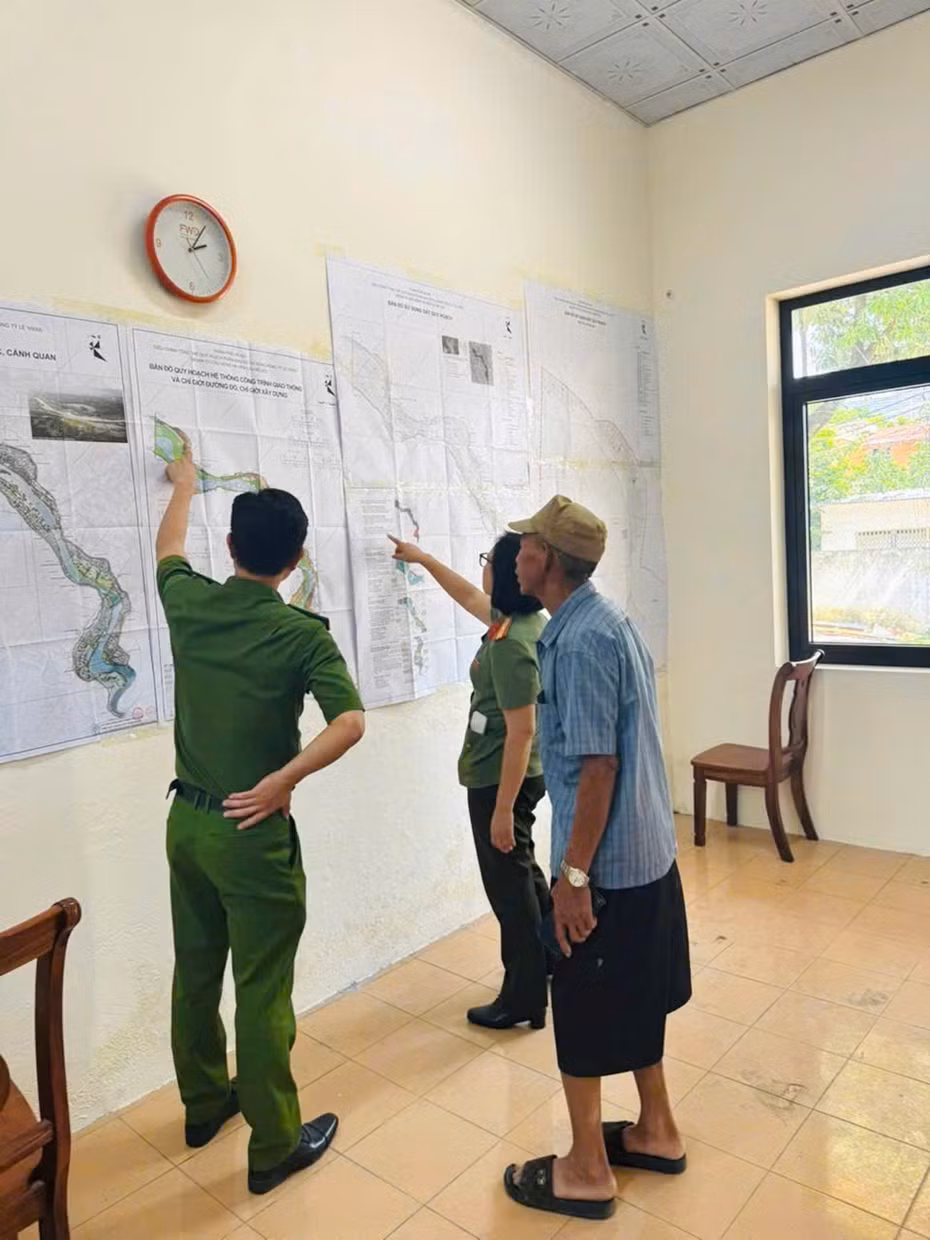 Cán bộ, chiến sĩ Công an xã Mê Linh bảo đảm ANTT, hướng dẫn người dân tìm hiểu hồ sơ điều chỉnh quy hoạch tại các điểm niêm yết, lấy ý kiến.