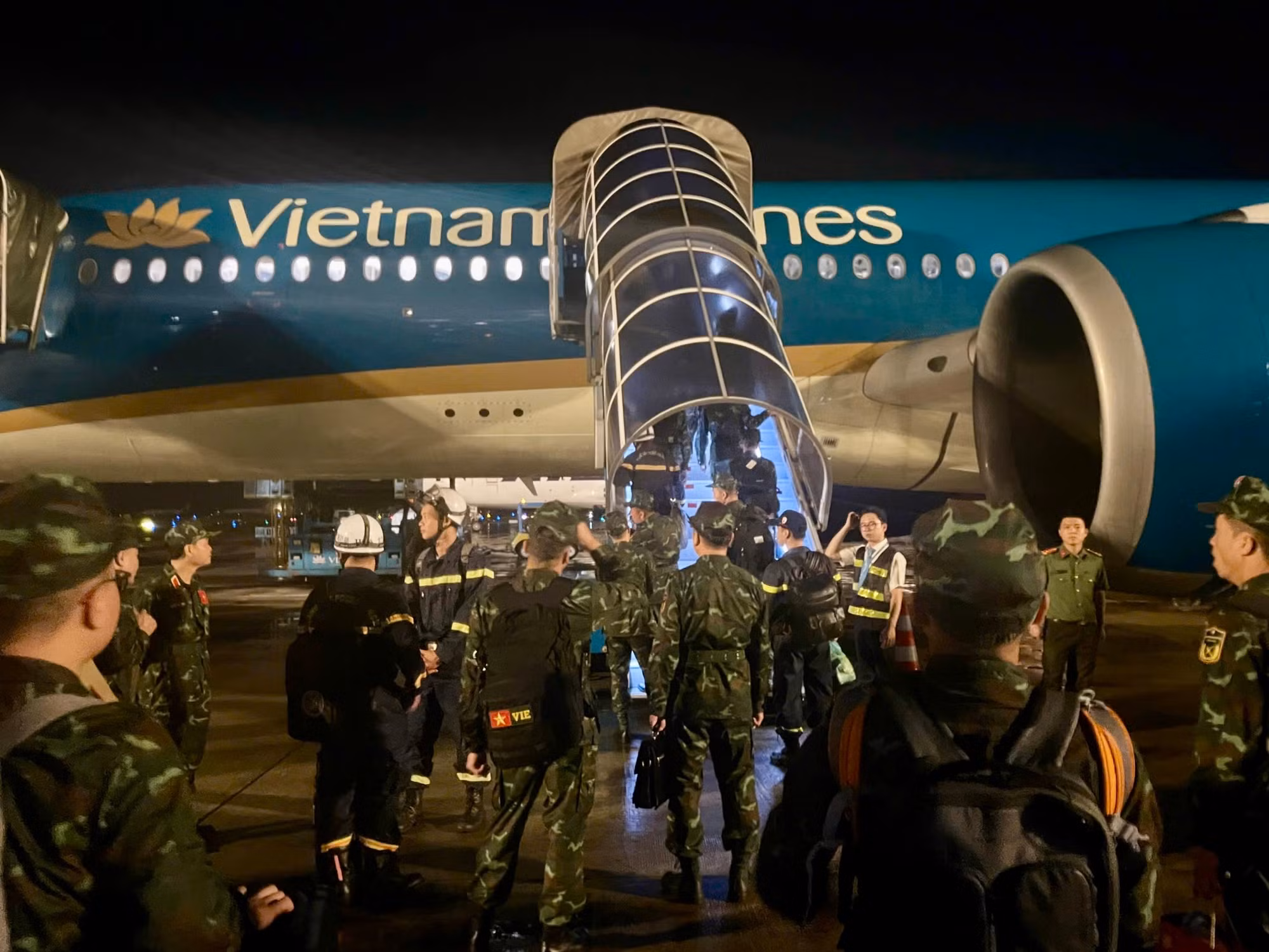 2-chuyen-bay-dac-biet-nay-mang-so-hieu-vn66-duoc-khai-thac-bang-tau-bay-than-rong-airbus-a350-da-cat-canh-tu-san-bay-noi-bai-luc-00-gio-45-phut-ngay-29-6-anh-qdnd.jpg