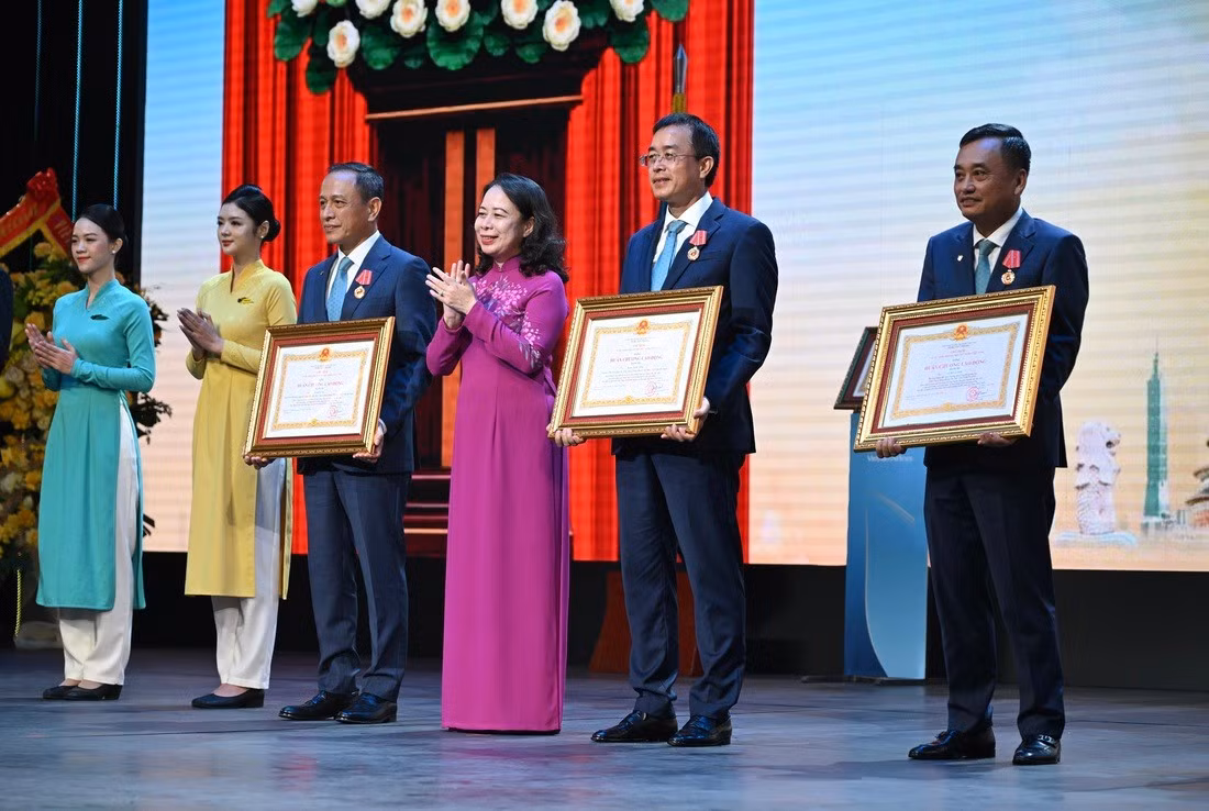 2-pho-chu-tich-nuoc-vo-thi-anh-xuan-trao-huan-chuong-lao-dong-hang-ba-cho-lanh-dao-vietnam-airlines-anh-vna-1.jpg