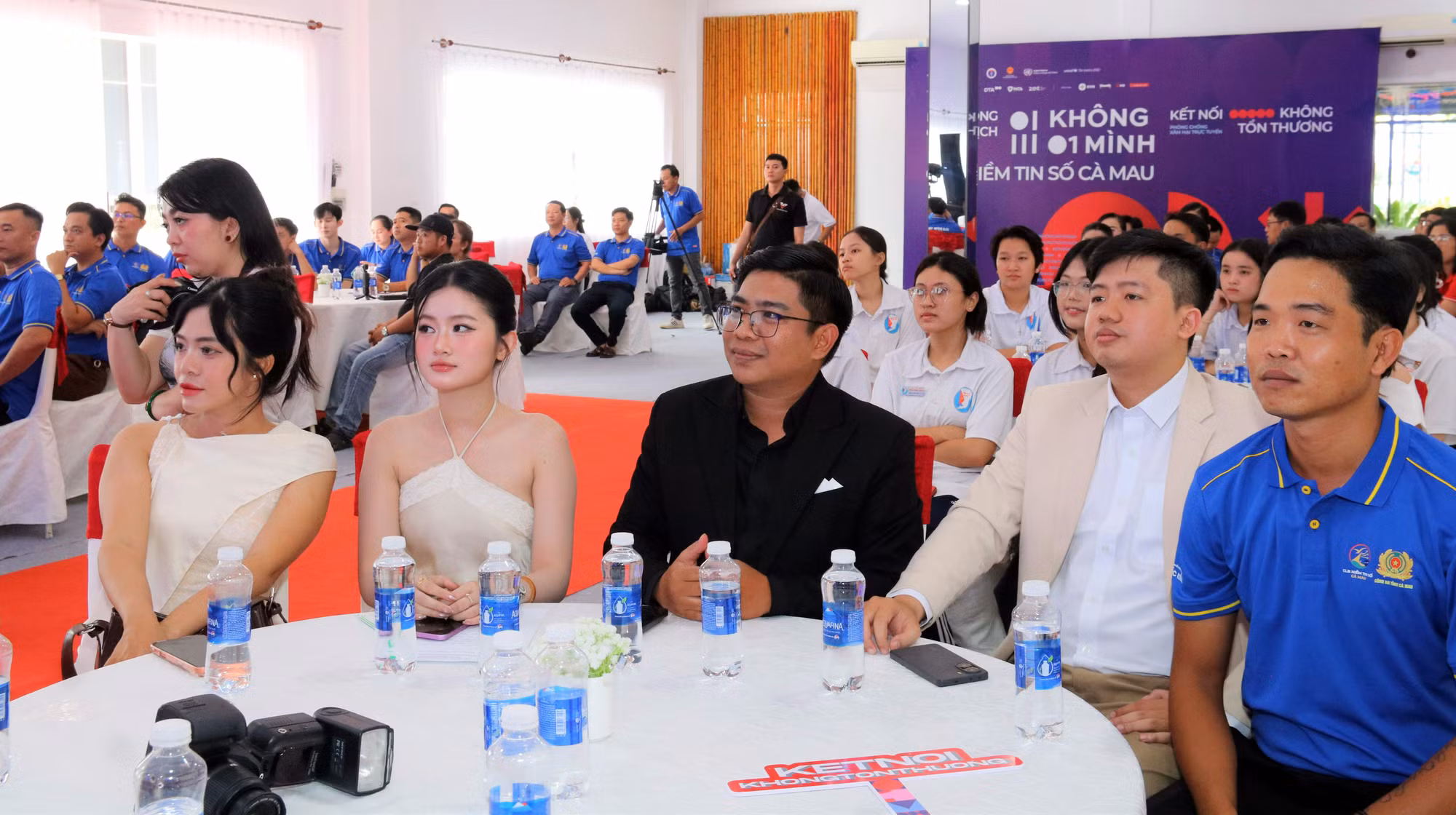 anh-4-mot-so-kol-va-hoc-sinh-tren-dia-ban-tham-du-hoi-nghi.jpg