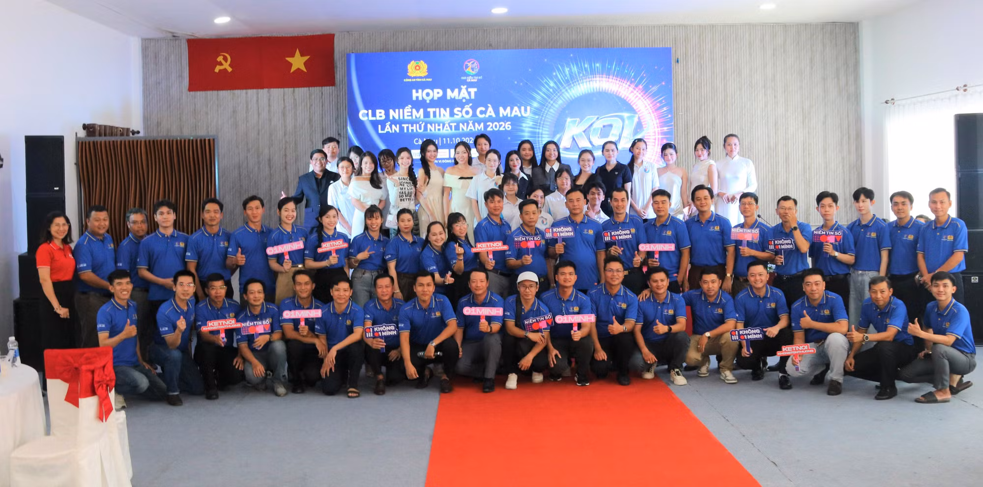 anh-1-dai-dien-phong-an-ninh-mang-chup-anh-luu-niem-cung-cac-kol.jpg