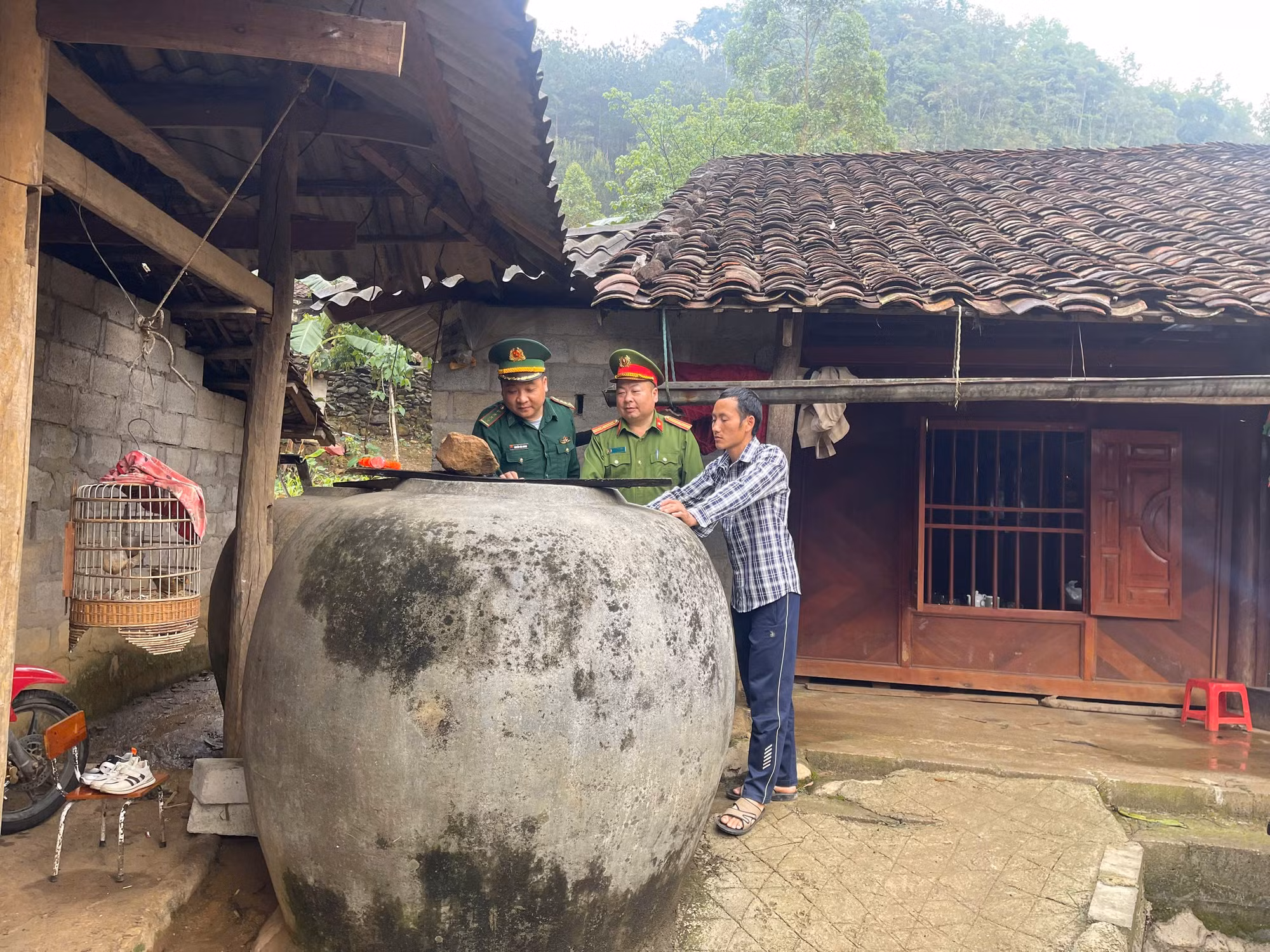Cán bộ hỗ trợ người dân có được những chiếc lu chứa nước mưa bên hiên nhà.