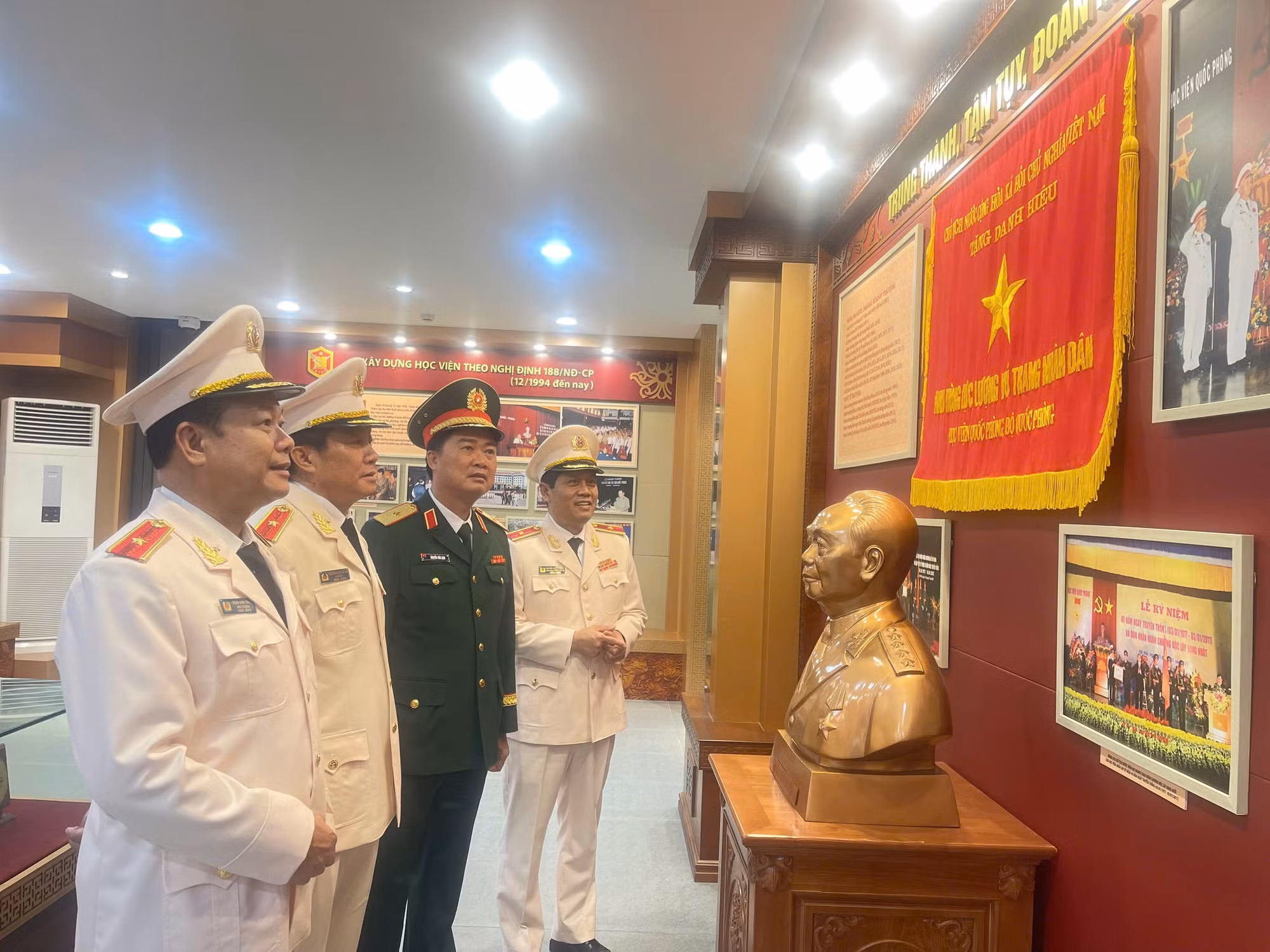 Học viên khoá 102 tham quan phòng truyền thống của Học viện Quốc phòng.