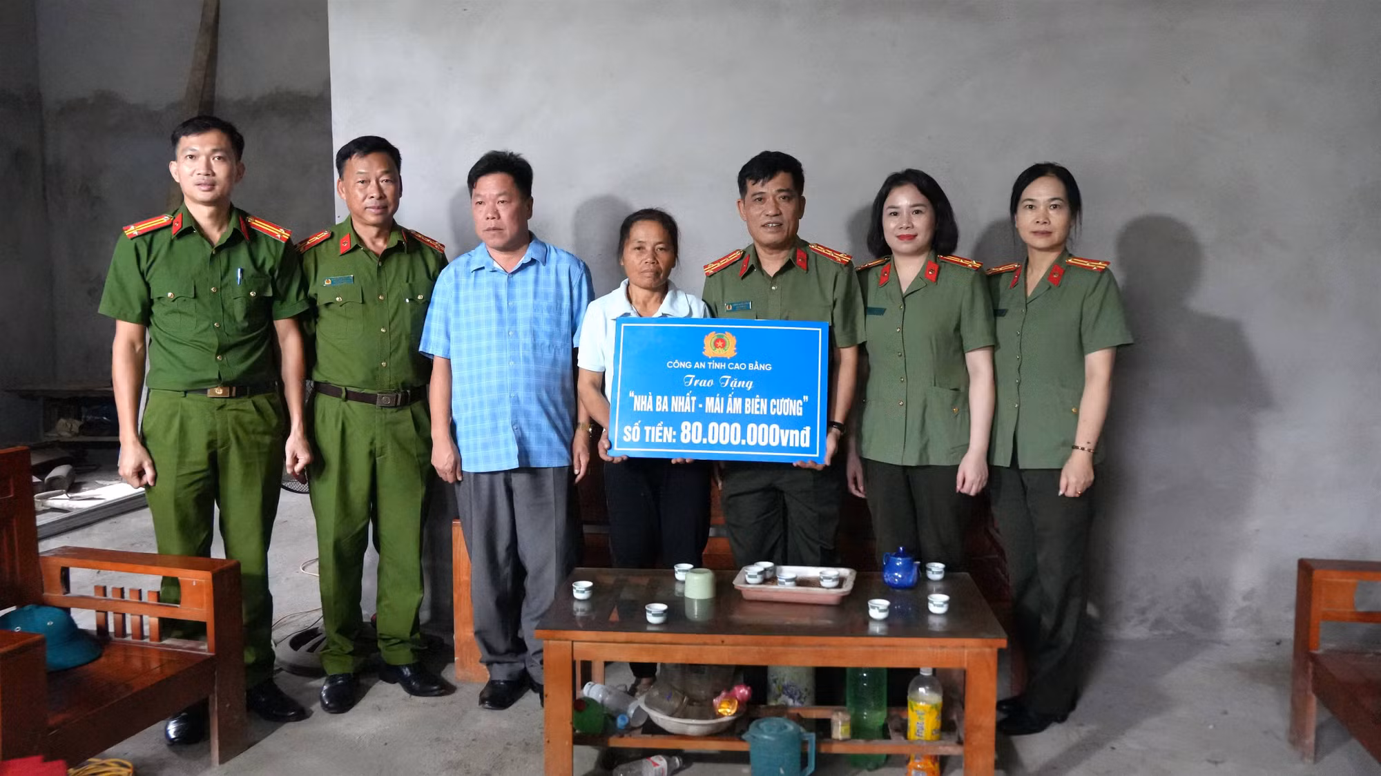 ho-luong-thi-rat-xom-an-hy-xa-dinh-phong.jpg